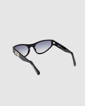 Load image into Gallery viewer, GD0024 CAT-EYE SUNGLASSES: Unisex Sunglasses Black | GCDS
